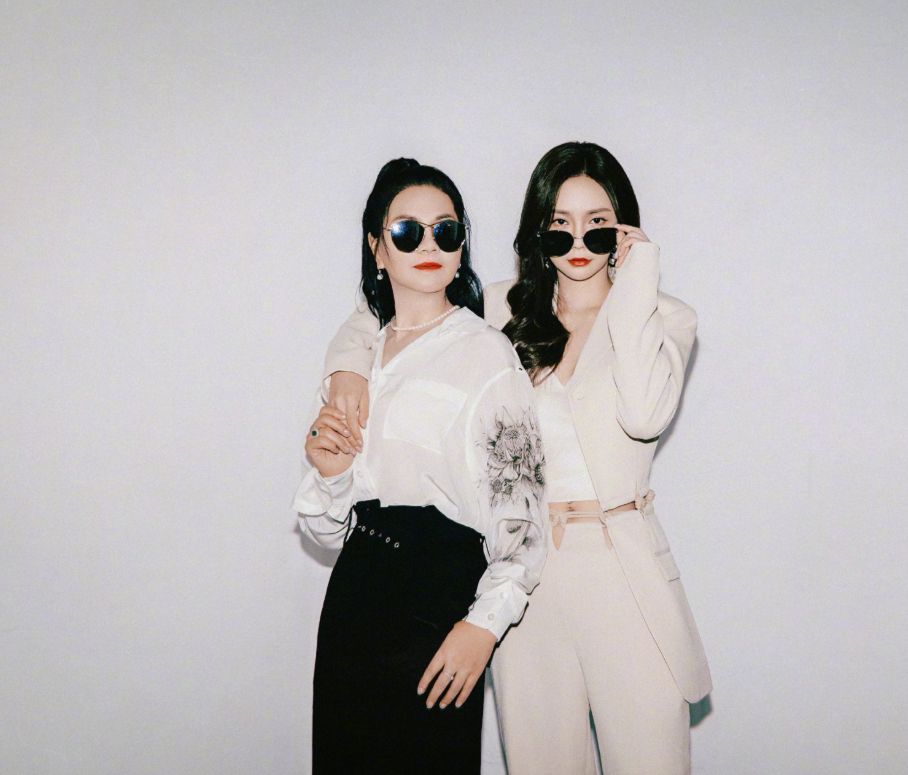 |众星发文庆母亲节，沈梦辰夸妈妈是女神，丁程鑫手写明信片好暖心