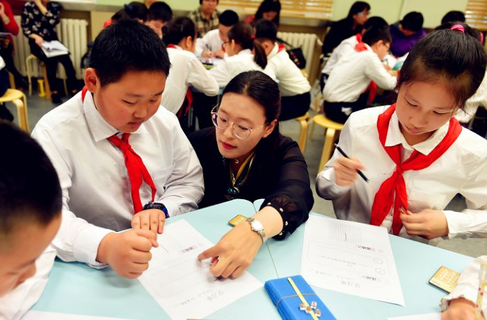 |班主任向学生家长借320多万不还？聊天记录曝光，校方回应引热议