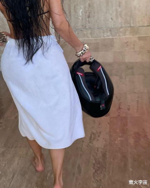 金·卡戴珊|41岁金·卡戴珊晒“出水照”，浴巾难掩独特比例，常回忆童年时美貌