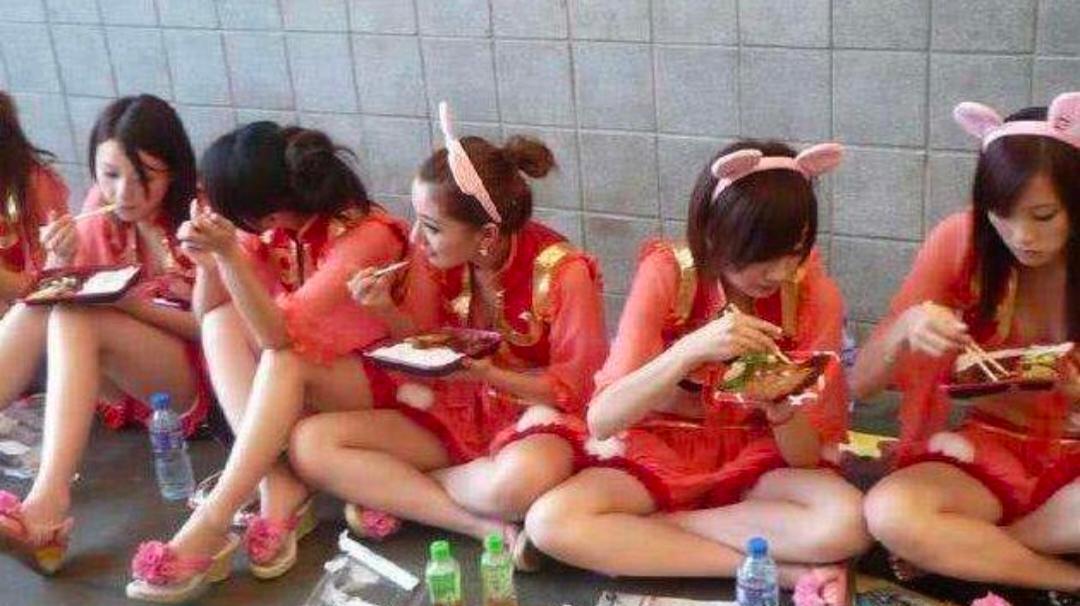 横店20万懒汉现状:美女如云,盒饭随便吃,每天轻松挣200块