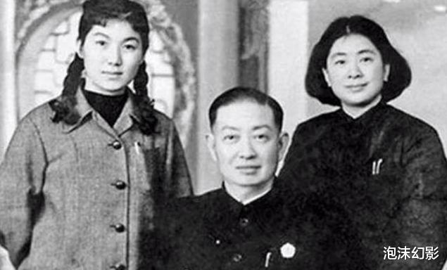 梅兰芳|二女同嫁一夫,关系却像亲姐妹,活着时“三人行”,死后3人同穴