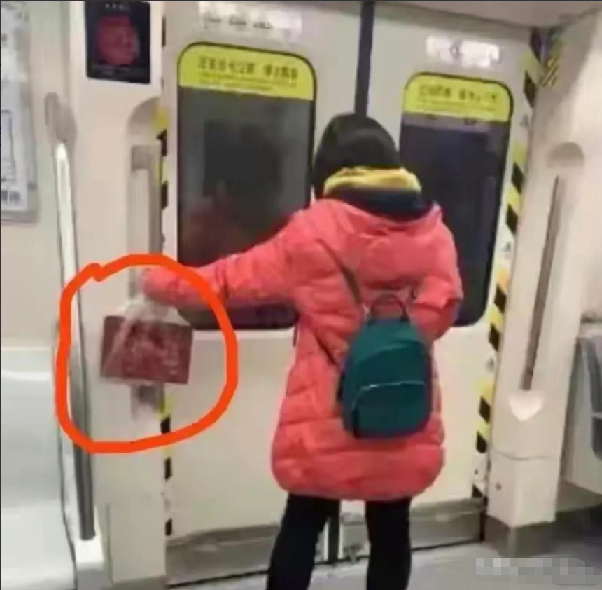 横店|揭秘横店高难度“亲嘴戏”:女演员被亲到嘴肿,挣扎到四肢无力!