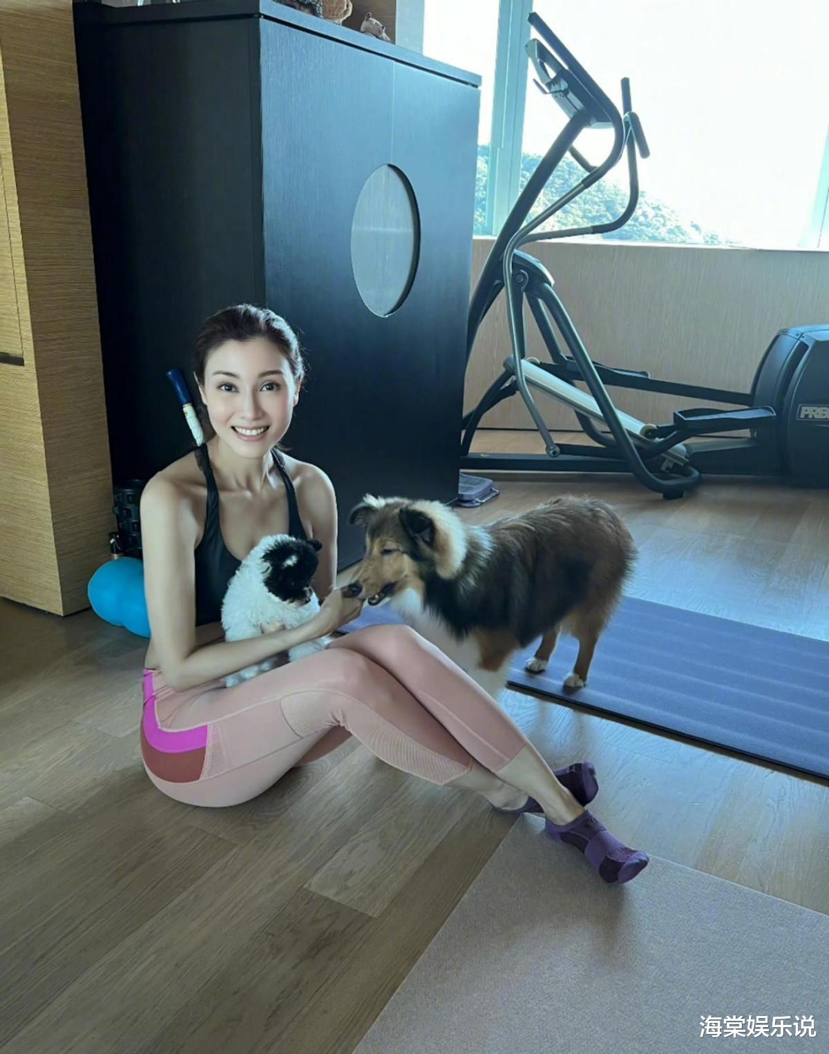 李嘉欣|李嘉欣又狠狠靓了一回！在天台穿泳衣开到肚脐，哪像52岁的女人