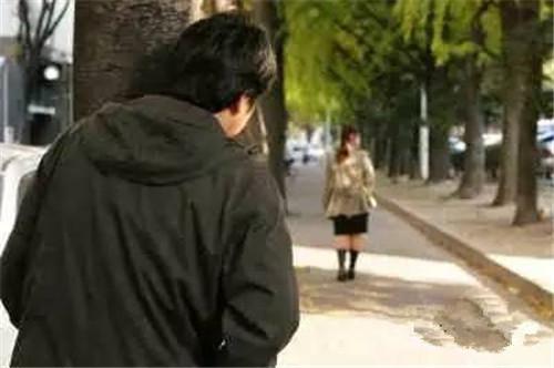 2021年江苏女子下班去酒店,丈夫跟踪被前台拦住,因报假警酿悲剧