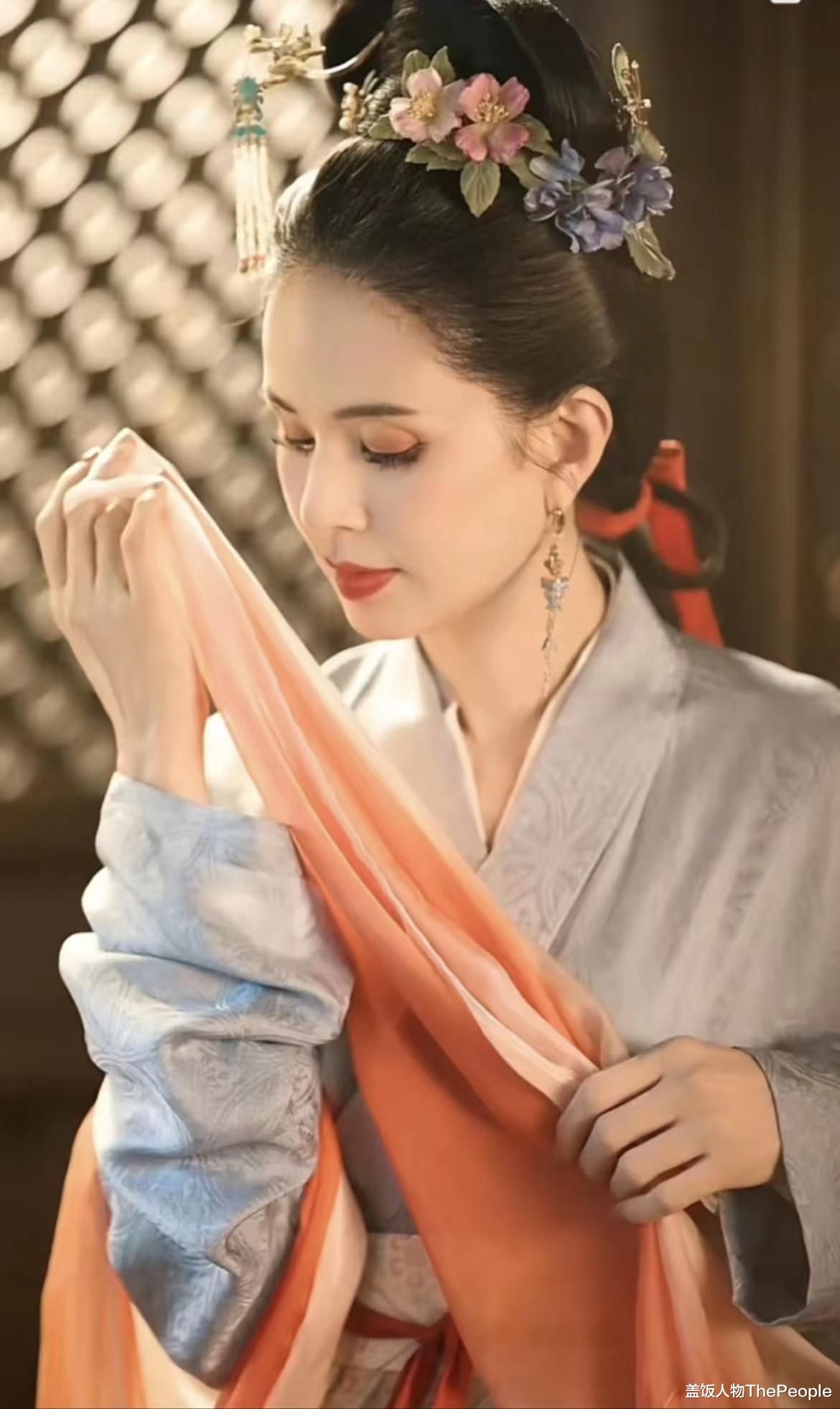 写真|赵雅芝前凸后翘、秦岚水蛇腰、张小斐秀美背…女星兔年写真也内卷