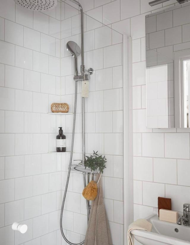 国外小女生的33平一室，木地板、卧室移门很加分，简单不失舒适感