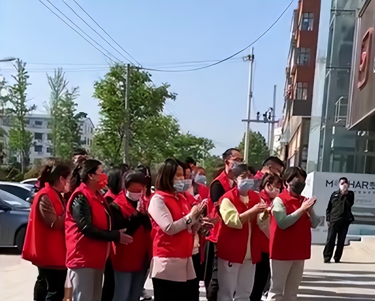 |因商铺未完成业绩，老板头浇水惩罚自己