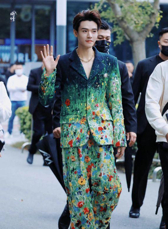 龚俊|众星参加时尚活动,龚俊如在逃王子,娜扎显胖,檀健次增高鞋抢镜