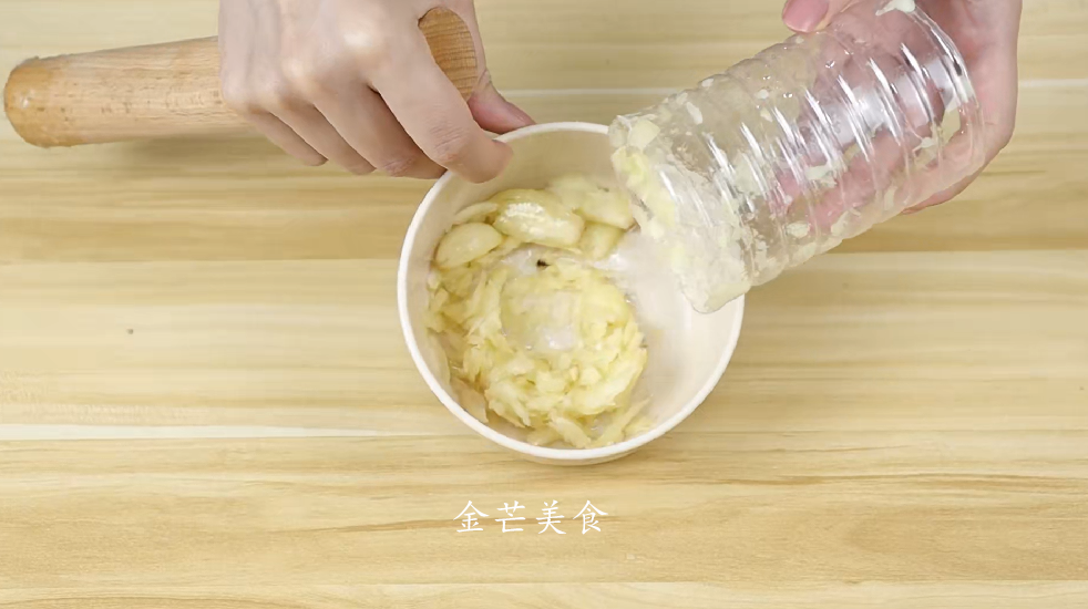 擀面杖上套一个塑料瓶，放在厨房真实用，家里人抢着用，快来看看