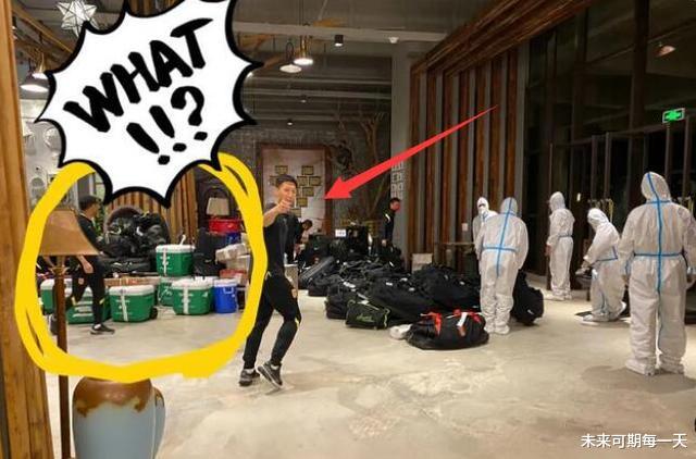 国足|国足或遭严惩，4吨行李装满整架飞机，带按摩技师堪比旅游团