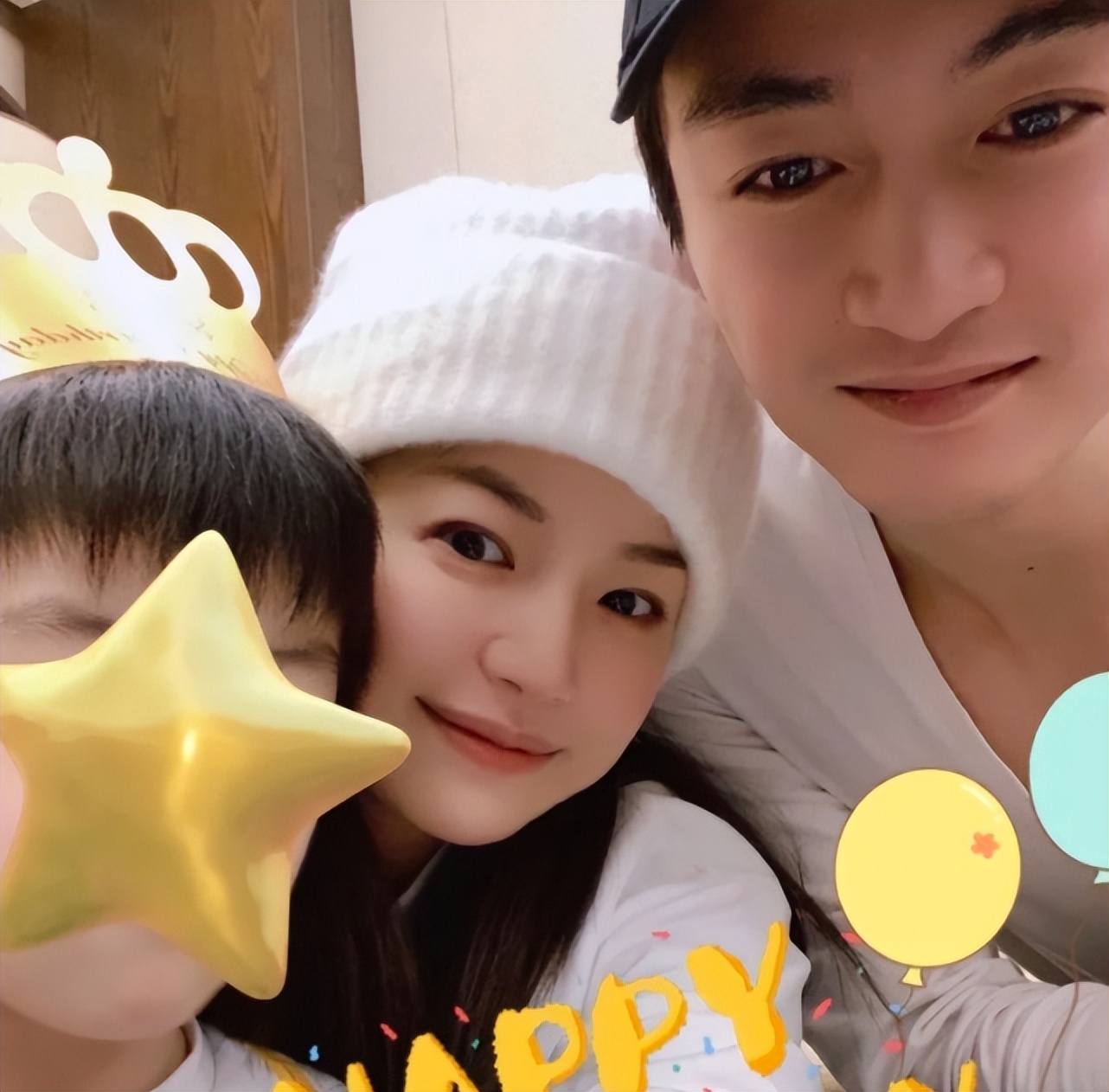 陈晓|甜!陈晓夫妇牵手小区做核酸,单手插兜背影颓废,陈妍希圆润发福