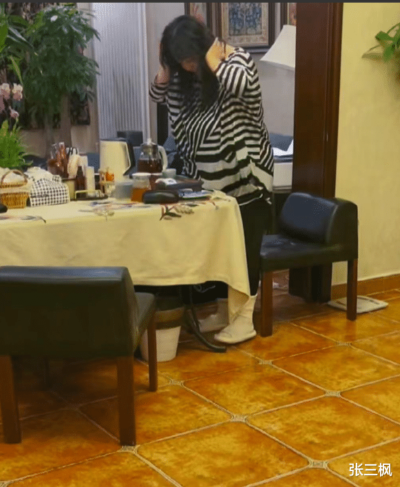 李菁菁|52岁李菁菁疑有新欢，男方仍比她小行为亲密，曾离婚2次还患癌