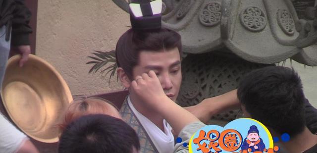 唐嫣|孙坚发文为唐嫣新剧打call现身片场面容浮肿表情僵硬