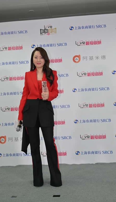 杨钰莹|杨钰莹穿红黑拼色西装好潮,脸却有点肿,但这样子看着很年轻