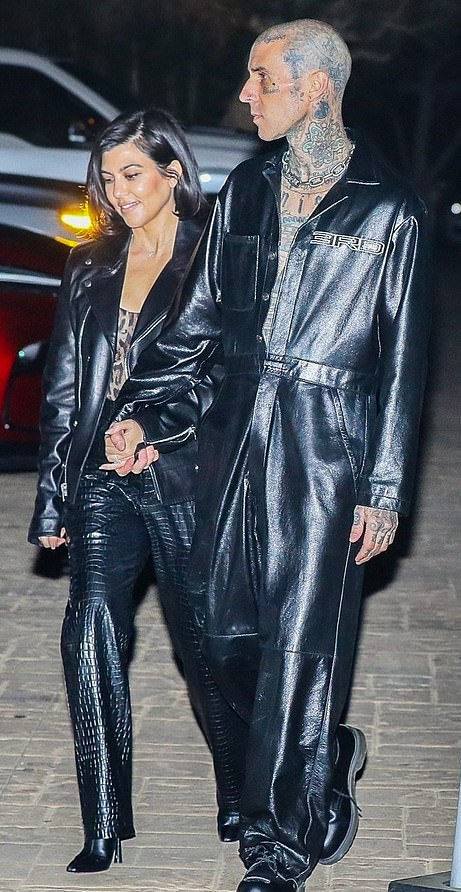 奥斯卡|金大姐和未婚夫走奥斯卡红毯!穿抹胸裙小腹凸出,当众舌吻好甜蜜