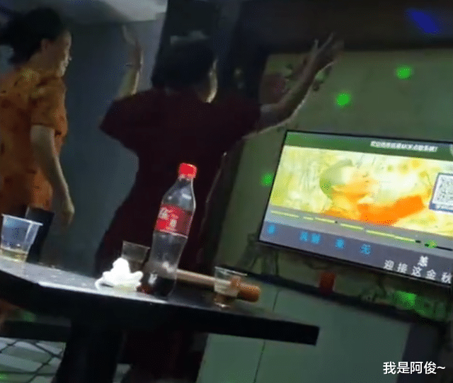 江苏一妈妈送女儿出嫁后,KTV开心跳舞,女儿看视频瞬间止住眼泪