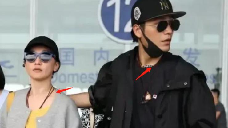周迅|陈坤与周迅被曝领证后，首次现身在机场佩戴情侣饰品，小腹部疑似怀孕