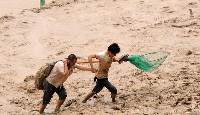 广西|一声巨响!几百亩湖水在一夜间消失,广西“神秘湖”湖水去向之谜