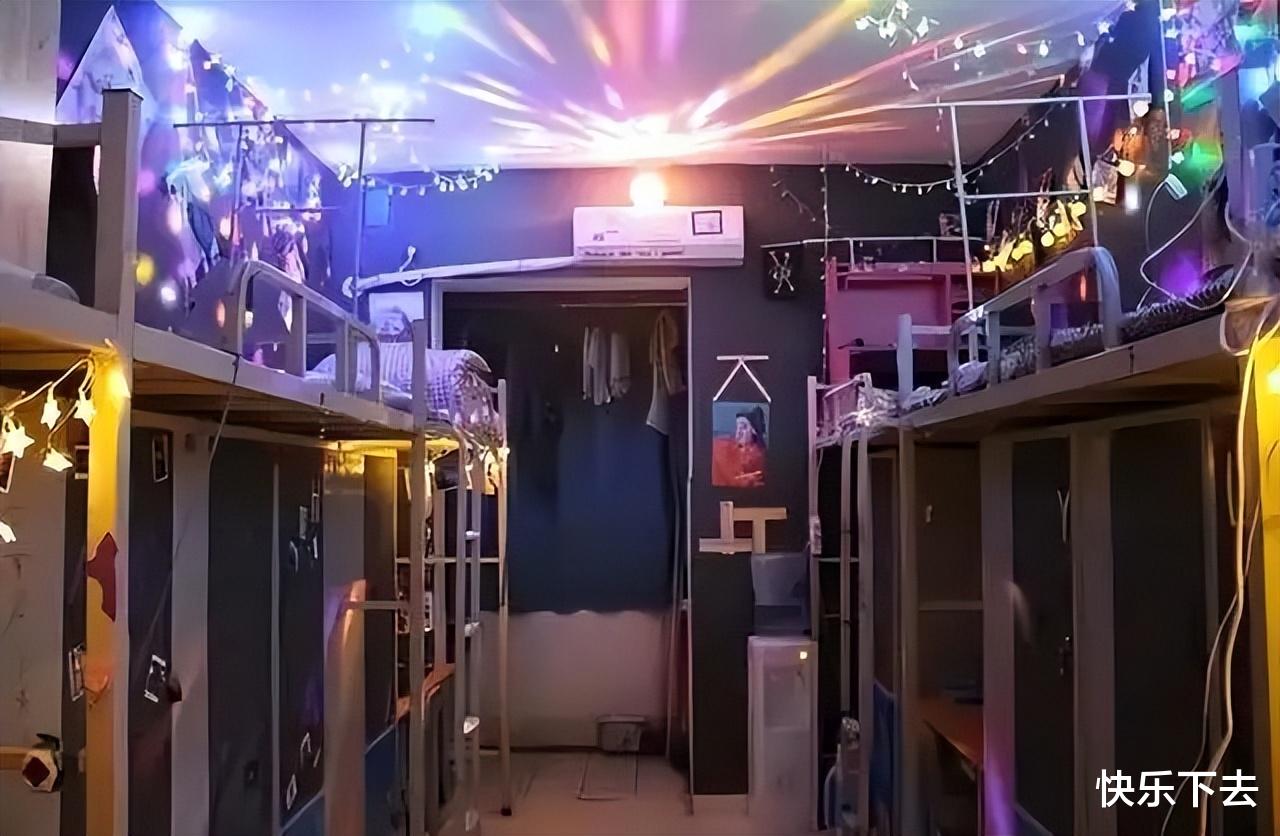 大学生“阴间宿舍”火了,装扮风格不接地气,寝室阿姨都无奈了