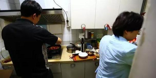 倒插门女婿不好当！祖孙3代蜗居50㎡，夫妻分开睡，无半点私生活