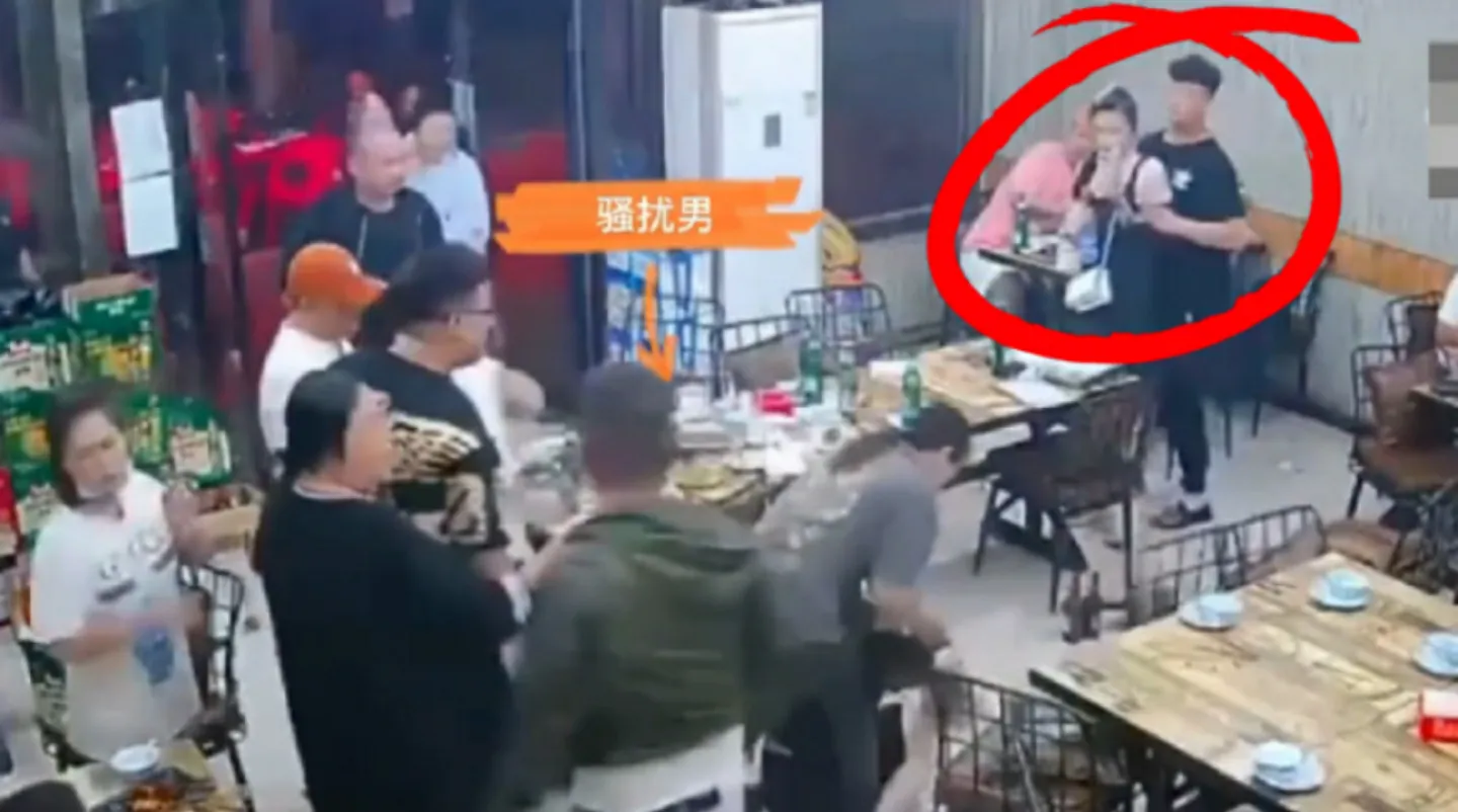 唐山打人事件,大家都误认为绿衣男子在账台前说了句话