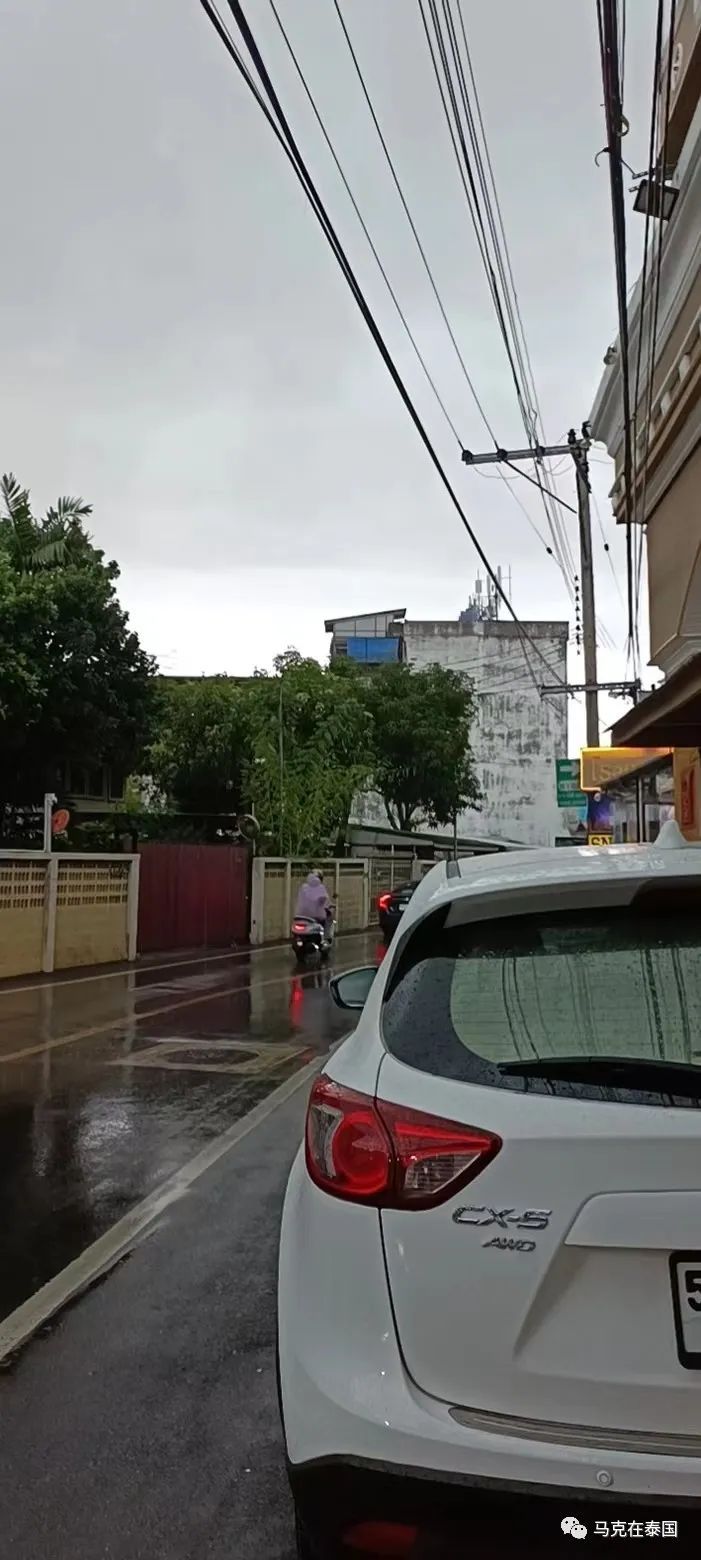 化妆品 曼谷下雨天在美甲店门口避雨，被泰国姐姐邀请进店避雨的故事