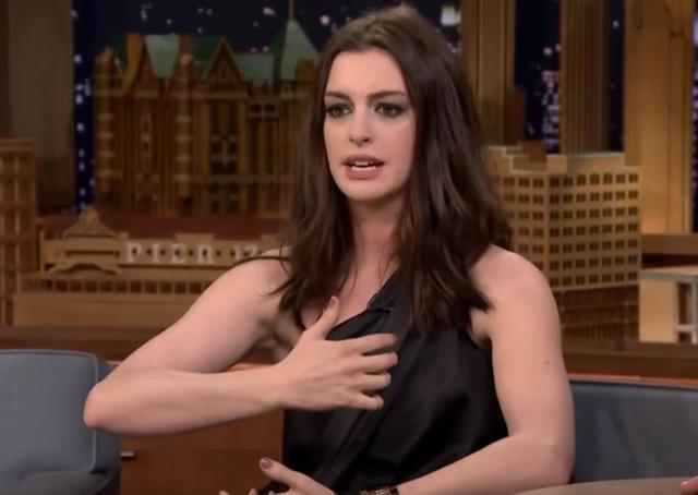 安妮·海瑟薇|颜霸宝宝乔纳森：继承母亲海瑟薇的美貌，1岁险被不靠谱老妈送走