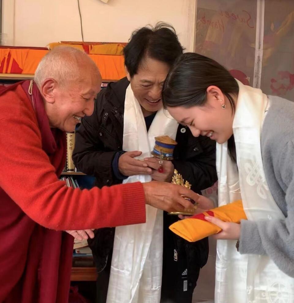 李连杰|李连杰全家游尼泊尔 :60岁利智罕秀恩爱,紧搂老公肩膀同行显甜蜜