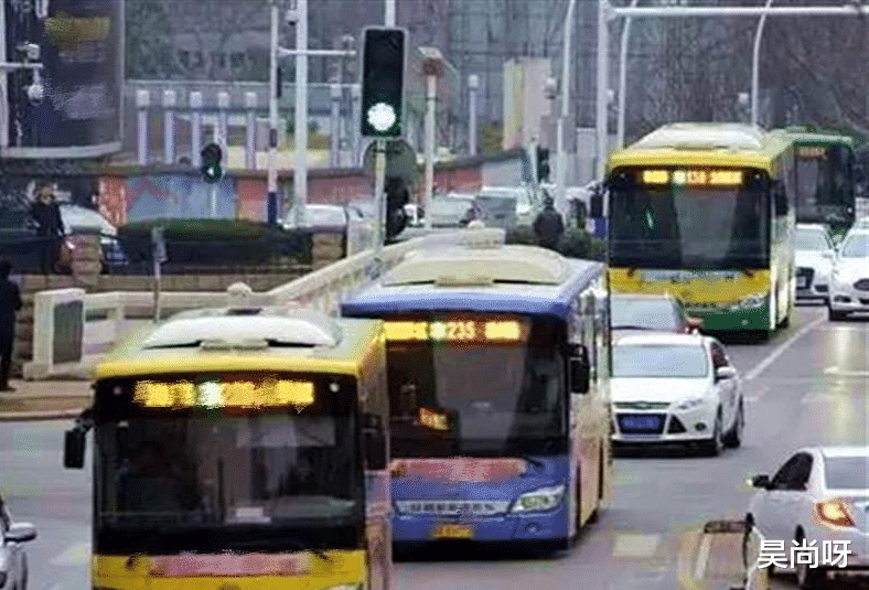 公交车票价仅2元，一天跑到晚能赚钱吗？专家：赚钱不靠票价！