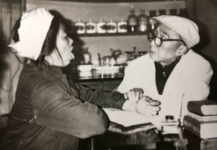 张艺谋|年轻时用蜂毒治病,年老怒刚西医,张艺谋:对中医要心怀敬畏