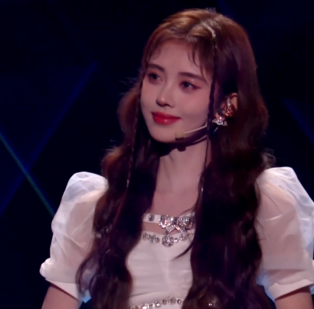 奶茶 跨年夜妆容尴尬现场：虞书欣口红粘牙，任嘉伦高低眉，杨紫妆感重！