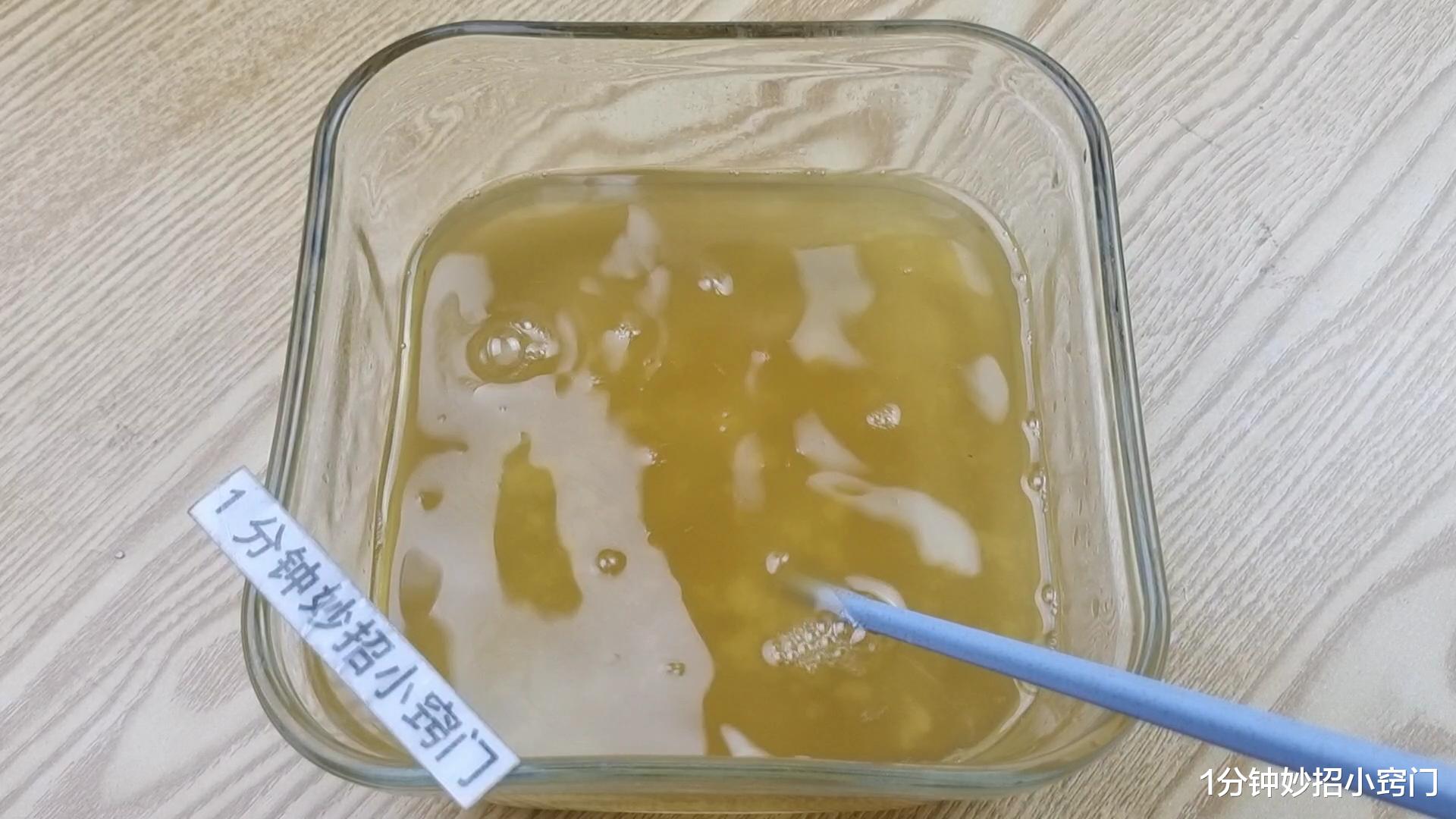 把啤酒瓶插进下水道,真厉害,解决了家家户户大难题,太实用了