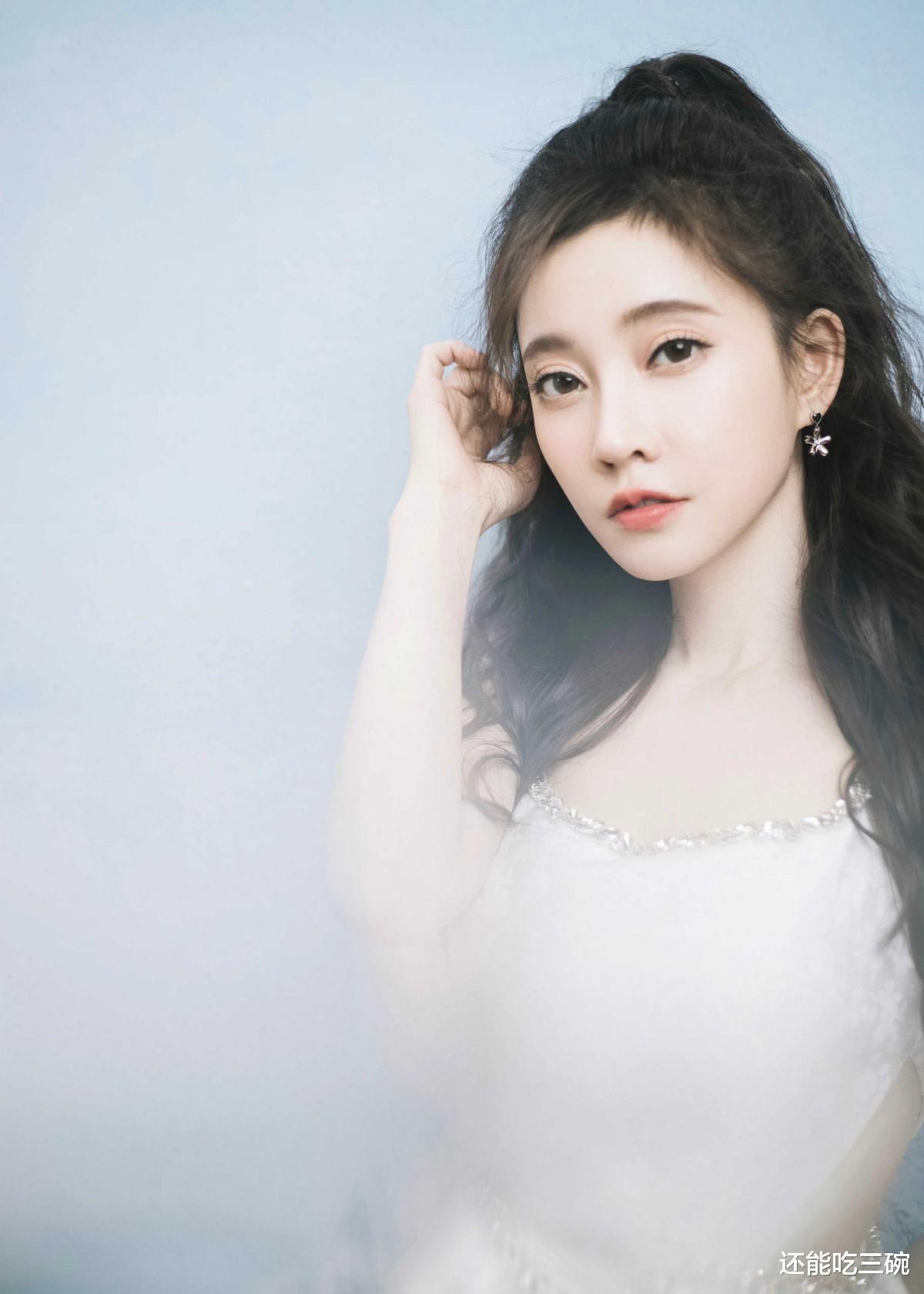 冯提莫|冯提莫网红高跟鞋穿出高定高级感，颜值身材太能打