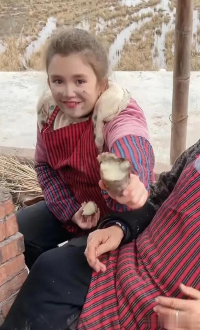 四川女子远嫁瑞典,混血女儿入中国籍,洋娃娃回村成村口翠花