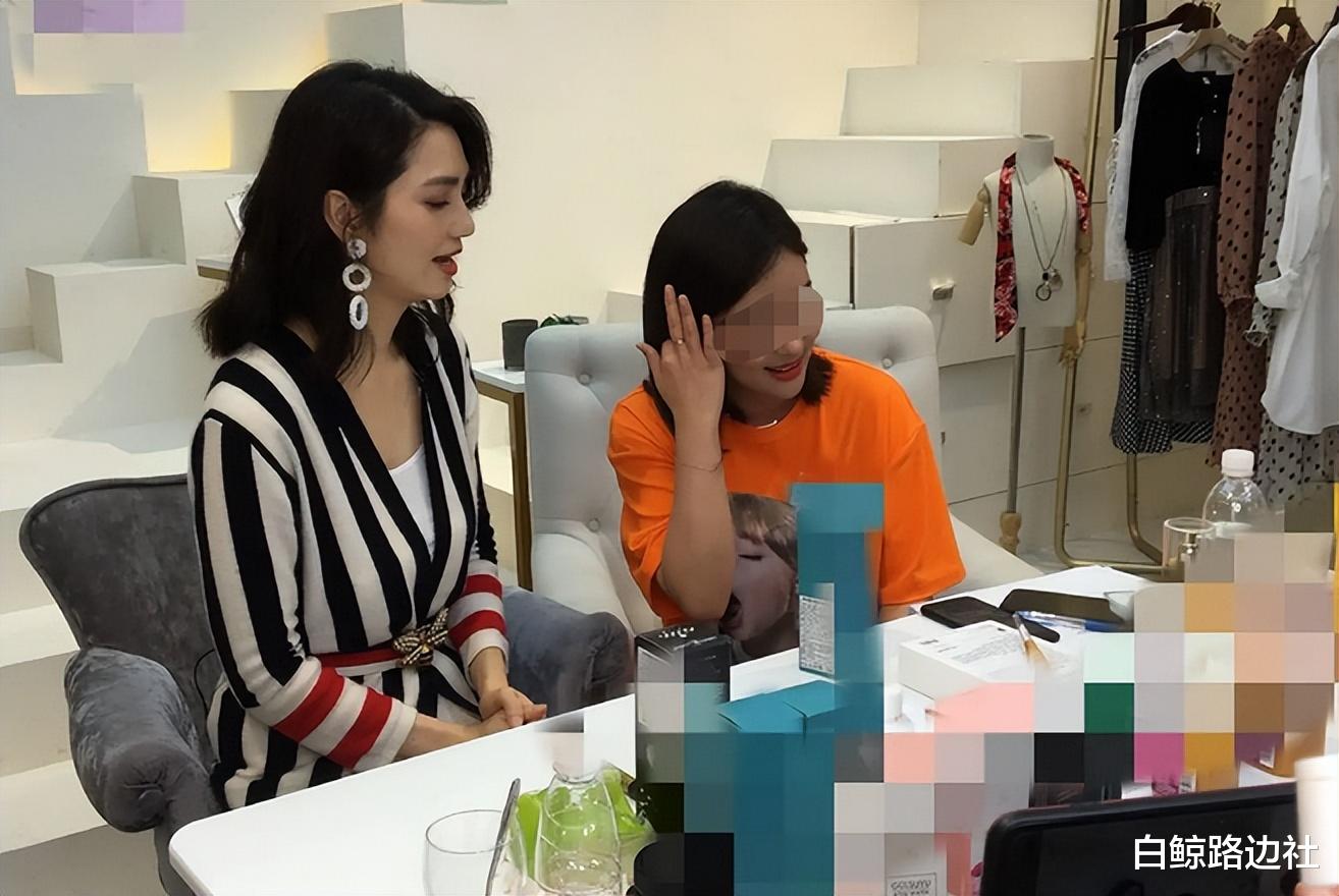 洪欣|50岁洪欣广场上跳舞！脸部臃肿身材显圆润，动作僵硬被吐槽好尴尬