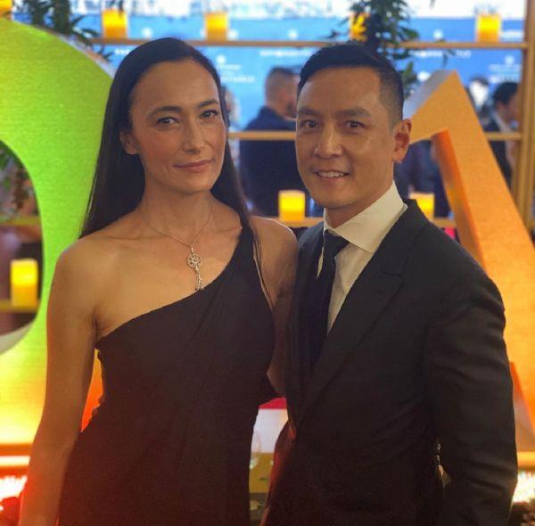 吴彦祖|吴彦祖搂腰妻子合影，满脸皱纹变油腻大叔，妻子越长越男性化了