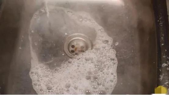 焯菜的开水倒进厨房下水道,有什么坏处吗?