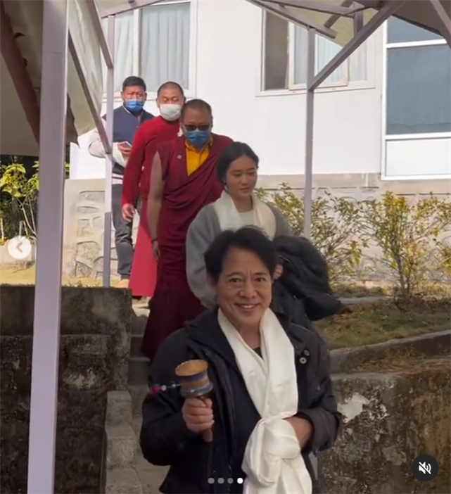 ive|李连杰到尼泊尔寺庙拜佛,面带笑容精神奕奕,小女儿表现十分虔诚