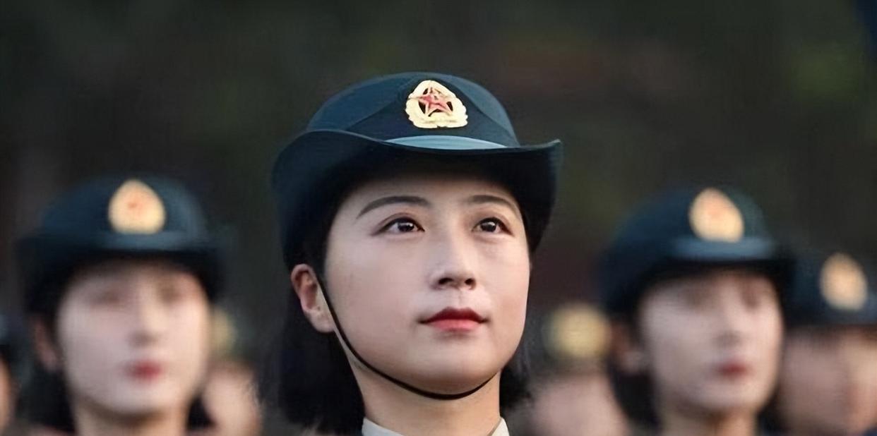 飞行员|飞行员徐枫灿回母校,被学生们包围合影,这才是我们该追的星