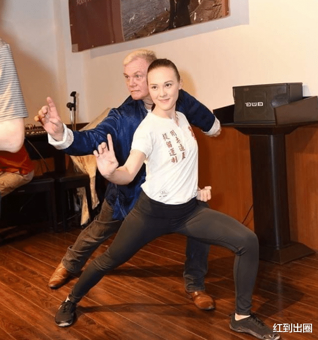 苗侨伟|再出事故，苗侨伟剧组枪战出意外，女演员眼球被弹片擦伤布满血丝