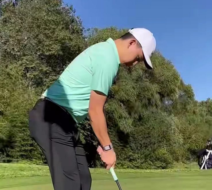 |英达24岁儿子打高尔夫！身材发福似富豪，多才多艺懂得享受生活