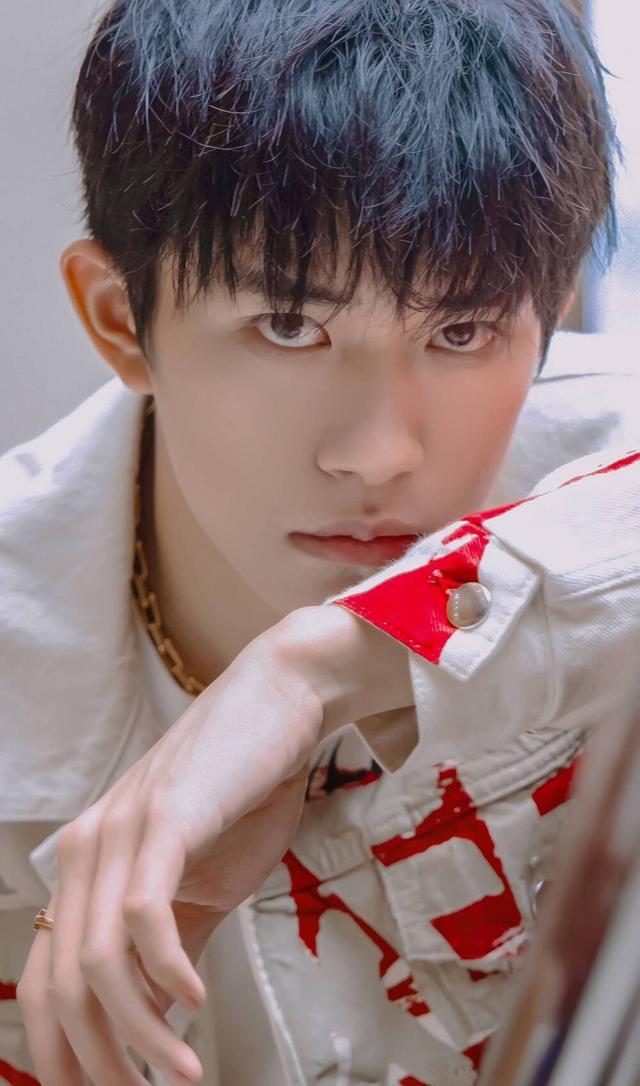 易烊千玺|同为TFBOYS成员，易烊千玺红得发紫，王俊凯四部新片能否超越千玺