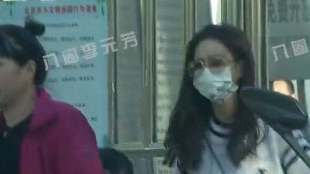 佟丽娅|佟丽娅带儿子公园内聚餐！一件毛衣高达2万元，身形修长遮挡严实