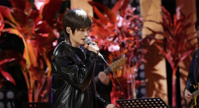 李宇春|《我们民谣2022》中,李宇春谈自己首次创作的经历,真情实感了