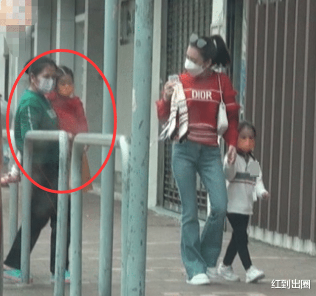 方媛|34岁方媛亲自带女儿回学校，和老师打招呼显亲切，郭富城罕见陪妻子