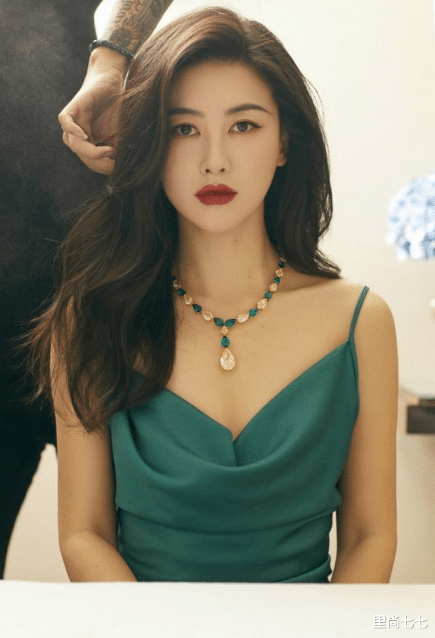 朱珠|朱珠首次为丈夫庆生，特意为丈夫挑选礼物，熟女风打扮更惊艳