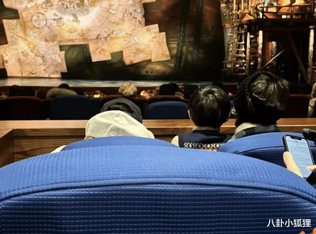 田朴珺|网友环球影城偶遇王石田朴珺一家三口，1岁半女儿皮肤雪白超可爱