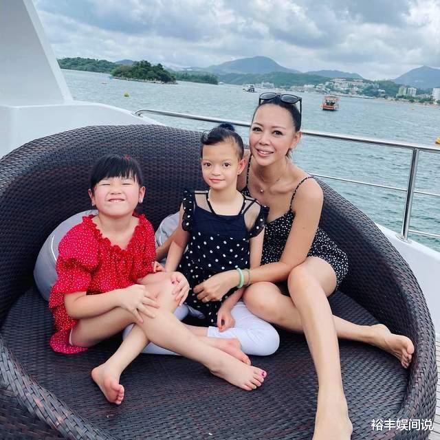 钟丽淇|钟丽淇患病女儿越来越好!推着妹妹温馨活动,曾被诊断活不过两岁