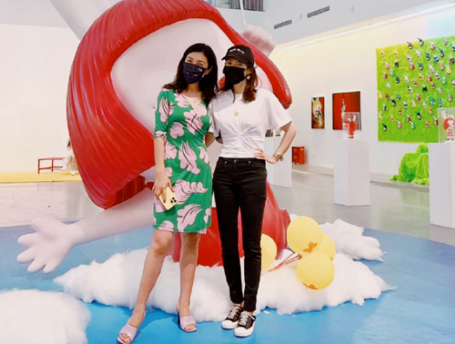 苏芒|破不和传闻！苏芒与章子怡揽腰亲密合影，醒醒姐弟俩陪妈妈看展