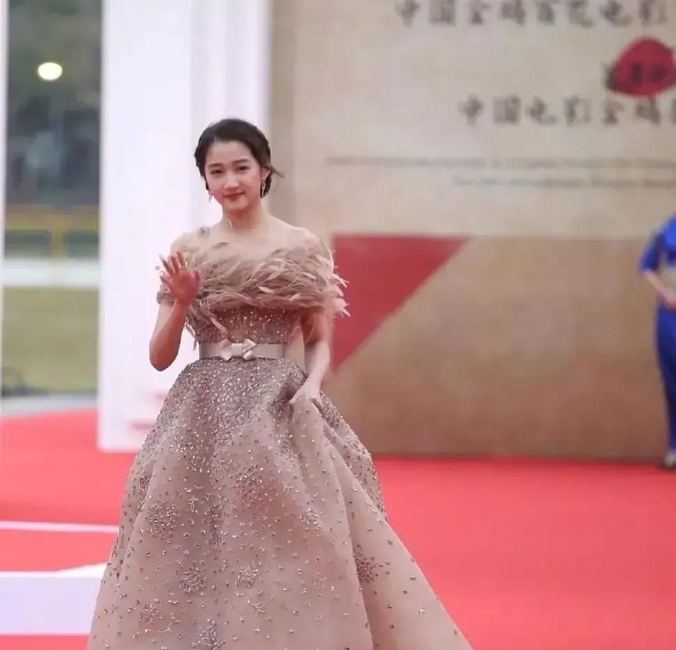 迪丽热巴|卡粉、油头、虎背熊腰，看完明星的生活照，除了性别其余都是假的